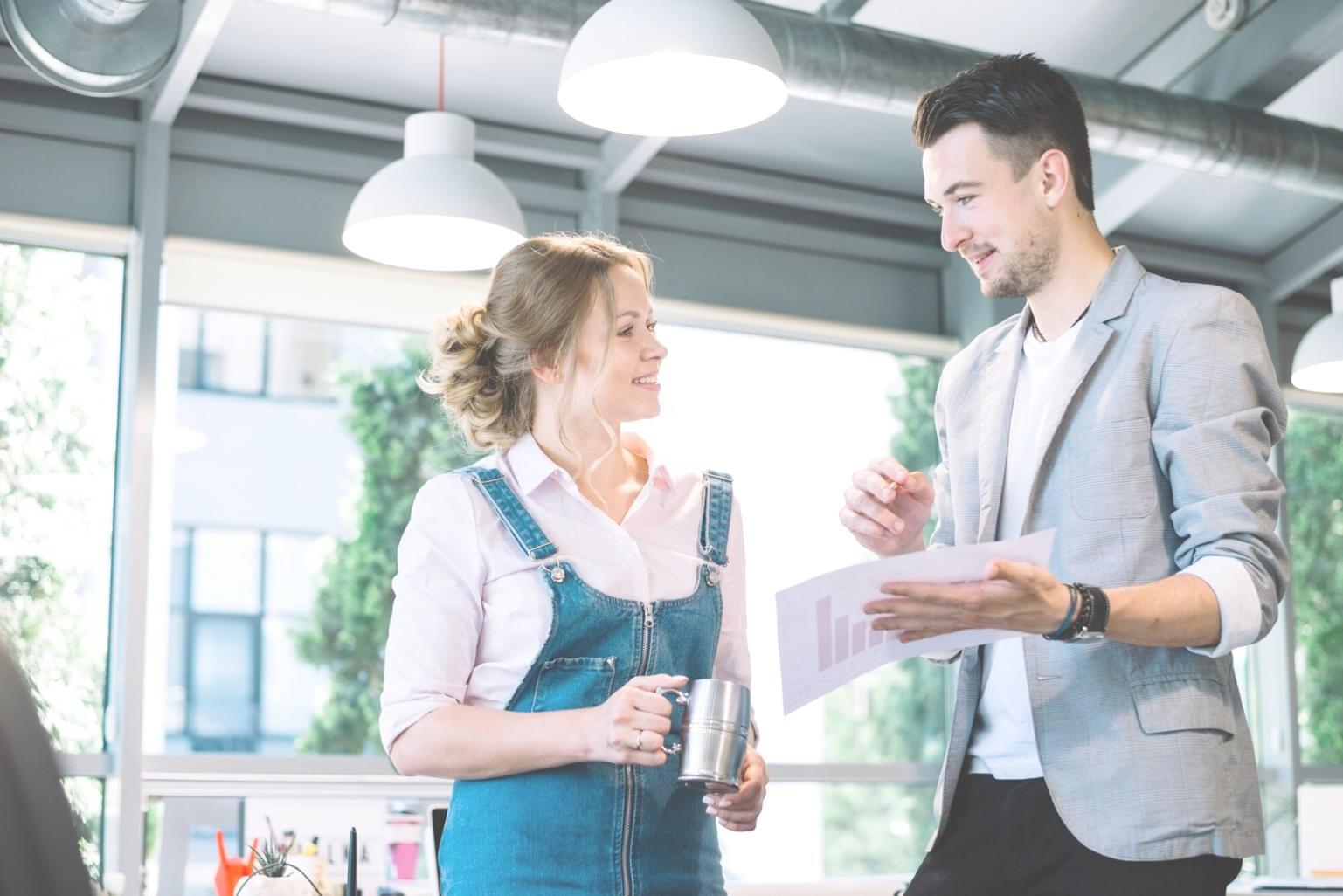 Участники программы обучения изучают страховые документы